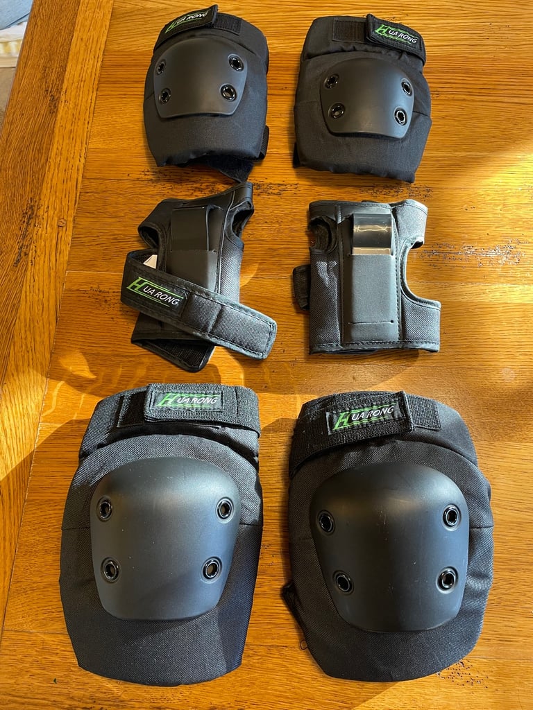 Hoverboard in excellent condition, plus charger and safety accessories 