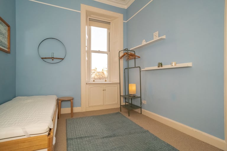 Bright, spacious, extremely well presented 3 bedroom property in Bruntsfield