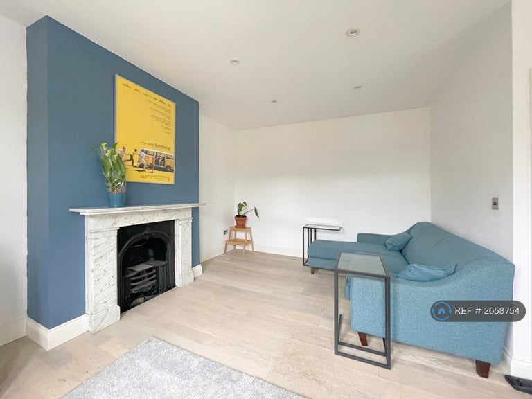 3 bedroom flat in Crystal Palace, London, SE19 (3 bed) (#2658754)
