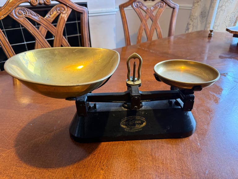 image for VINTAGE F.J THORNTON & CO weighing scale 
