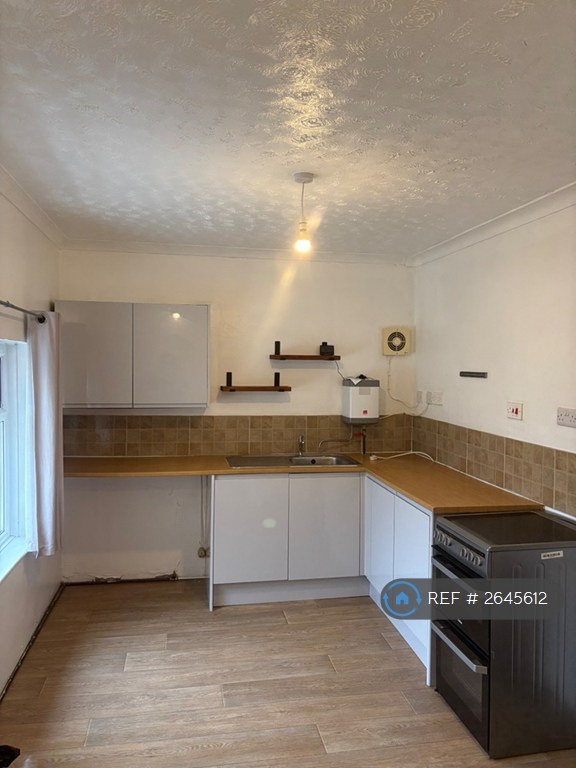2 bedroom flat in Ivydene, Whitland, SA34 (2 bed) (#2645612)