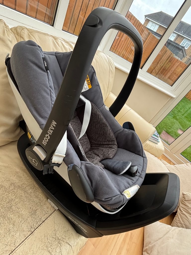 MaxiCosi Isofix base and PebblePro Car Seat