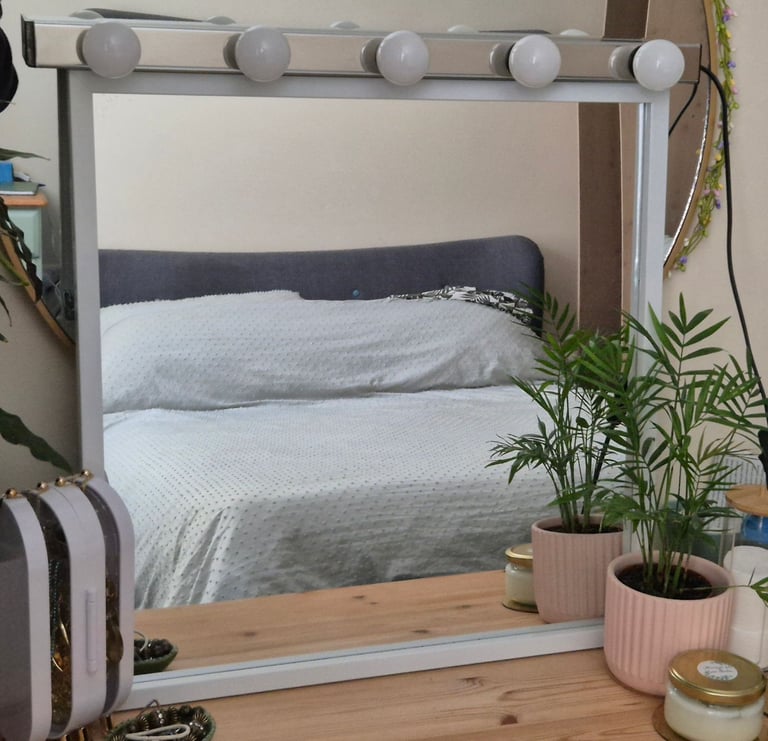 image for Square mirror with Hollywood lights and spare bulbs