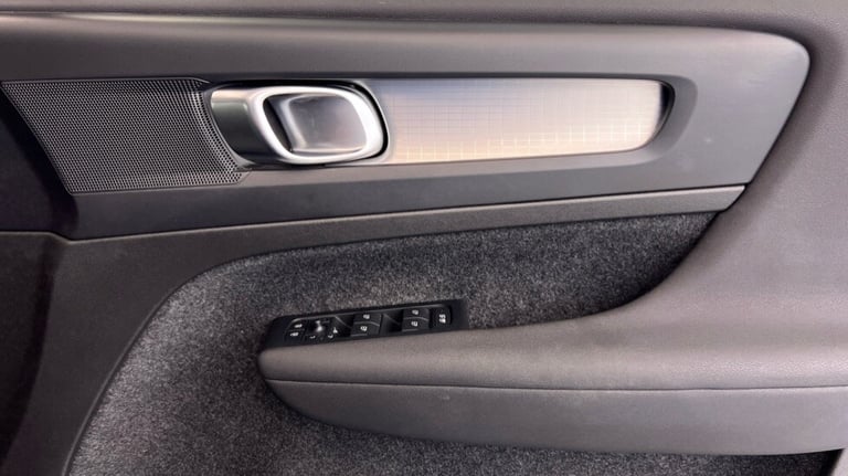 2022 Volvo XC40 Core, B3 mild hybrid, Petrol (Apple CarPlay, Power Tailgate, Google Nav) Estate P...
