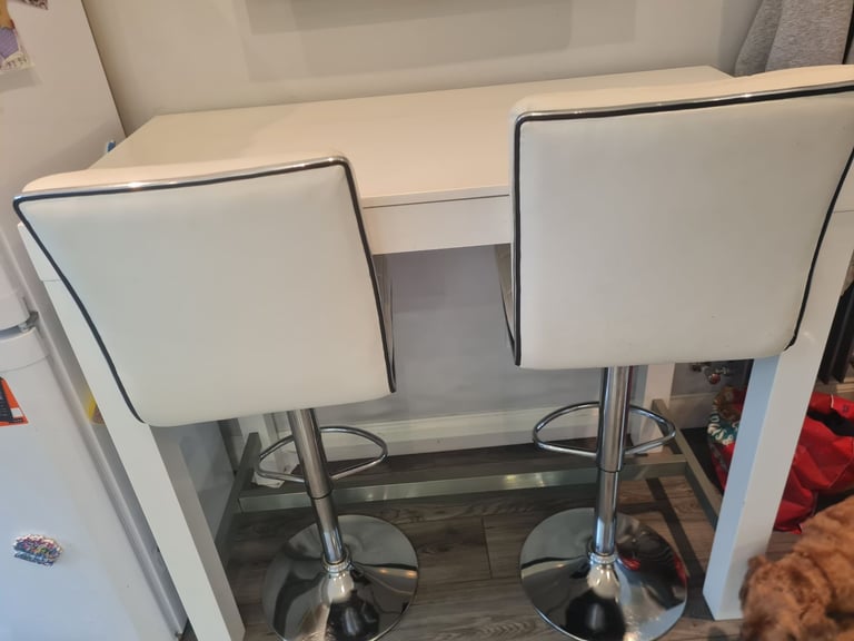 image for White breskfast bar/table & 2 chairs