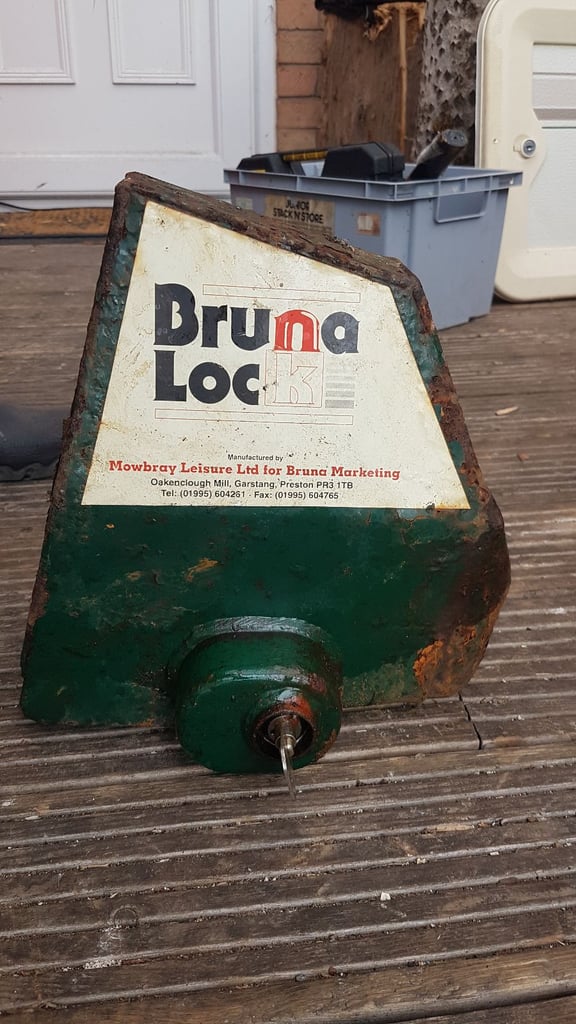 Hitch lock and wheel clamp for trailer, caravan, camper, motorhome.