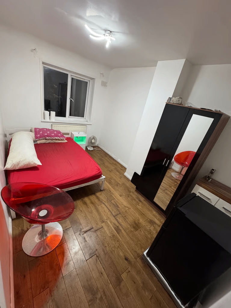 Spacious & Cosy Double Room for Rent AT RM9 4AA
