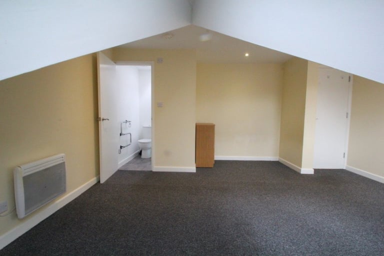 Chain Free! Hane Estate Agents offer a Freehold 1st and 2nd floor 4 room bedsit HMO investment. 