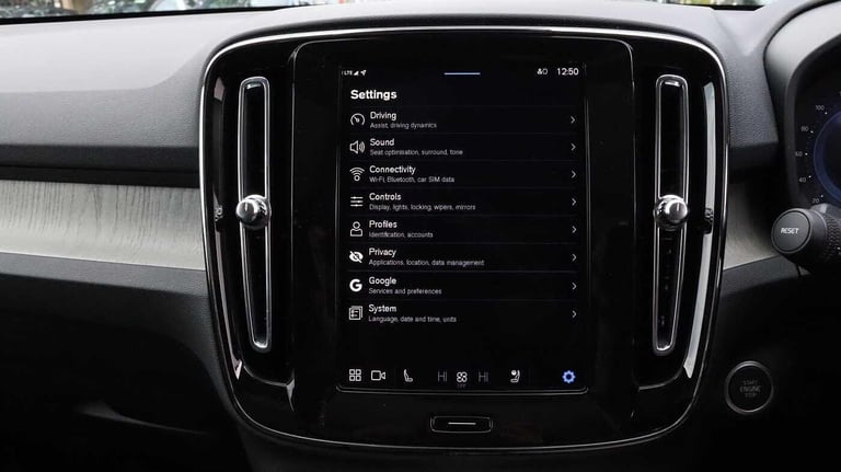  Volvo XC40 B4 (P) Ultra Bright (Sunroof, Harman Kardon, 360 Camera) Petrol/Electric Hybrid Autom...