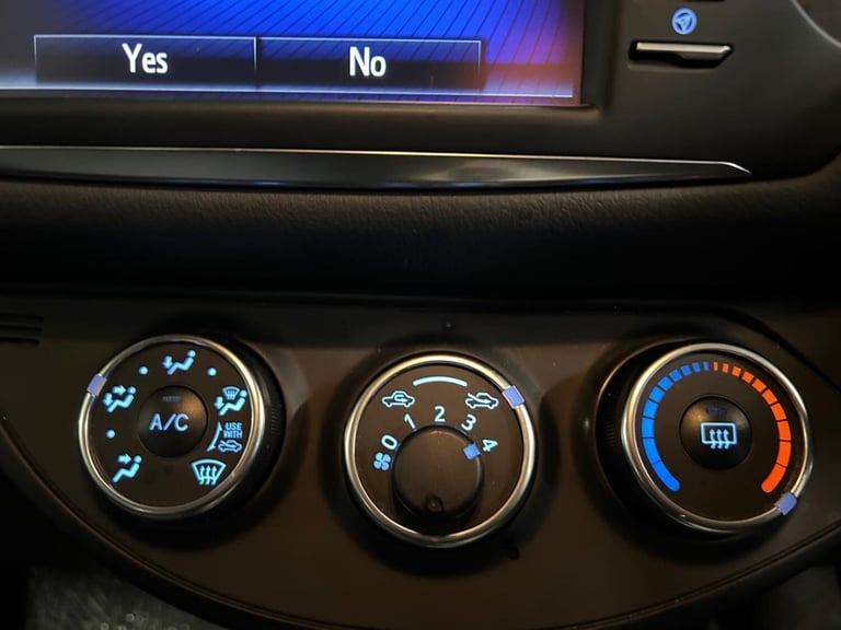 2018 Toyota Yaris 1.5 VVT-i Grey Bi-Tone Euro 6 5dr HATCHBACK Petrol Manual