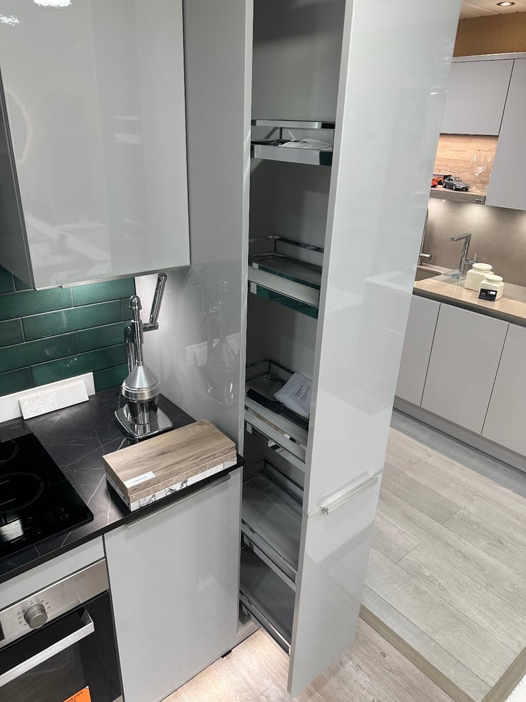 Ex-Display Symphony Gloss Platinum Kitchen – Complete with Appliances, Worktops & Lighting