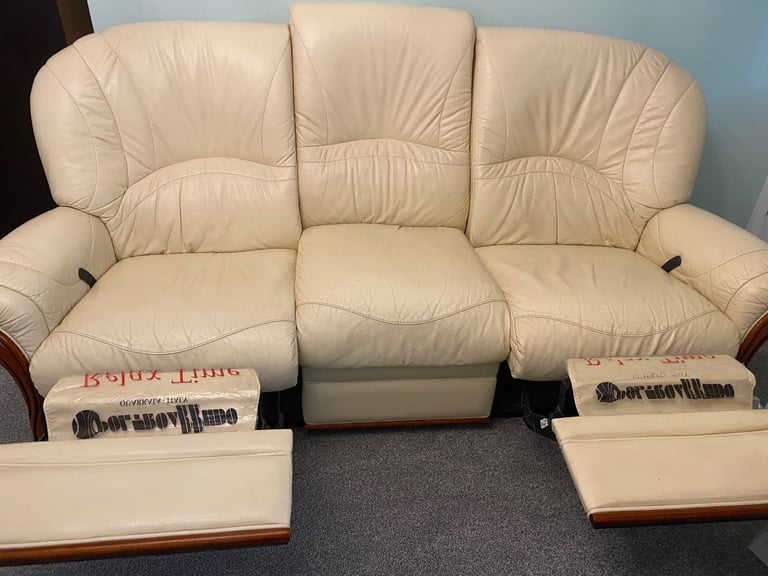 CREAM LEATHER SOFA FURNITURE VILLAGE ITALIAN 3-SEATER WITH 2 OPTIONAL MANUALLY-OPERATED FOOTRESTS 