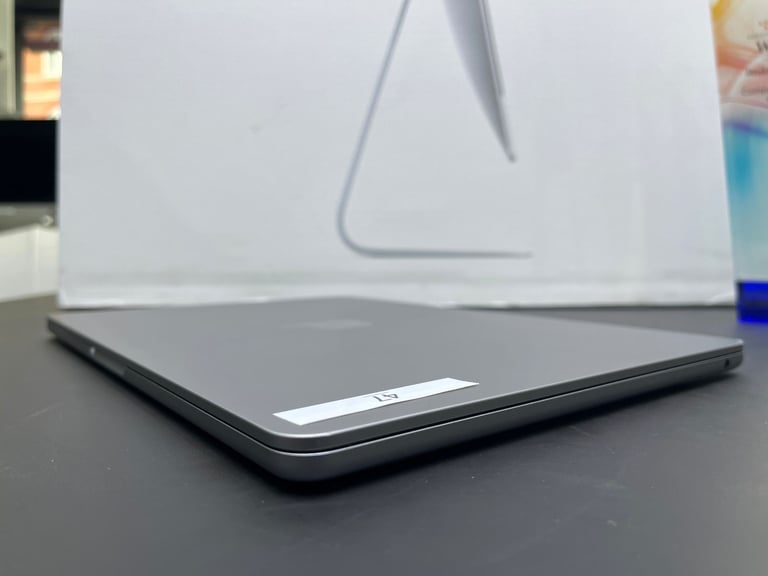 Apple MacBook Air M2 13'' 8GB Ram 256GB SSD Logic Pro 11 Final Cut Pro Adobe Warranty
