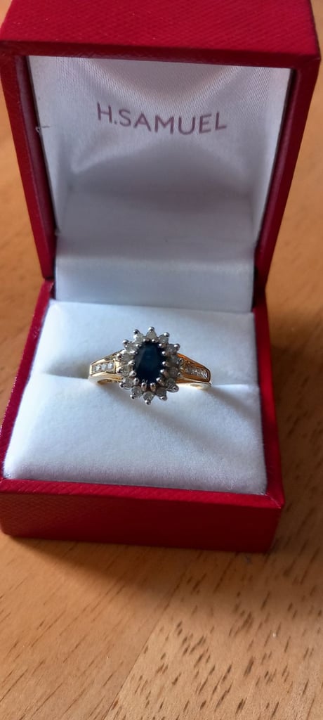 9ct diamond and Sapphire gold ring 