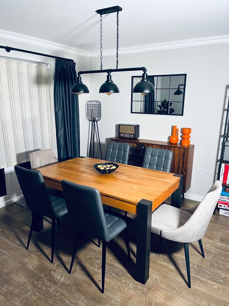 Stunning fully refurbished 6 person solid oak dining table set in urban/ industrial style