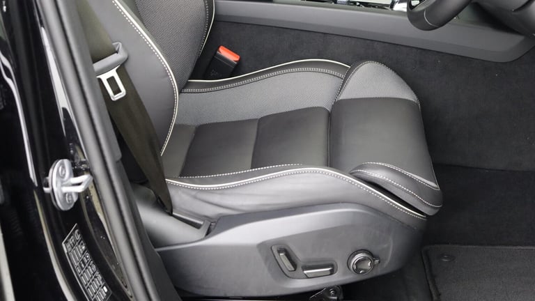  Volvo XC60 B5 (P) AWD Plus Black Edition (Harman Kardon Sound, 360 Camera, BLIS) Petrol/Electric...