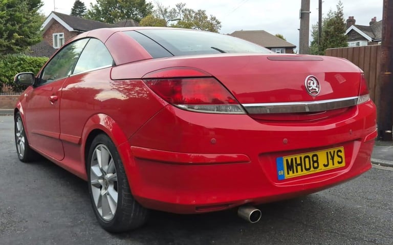 Automatic - Convertible. Leather seats. Serviced 12 times. 2008 Vauxhall Astra TwinTop Design 1.8