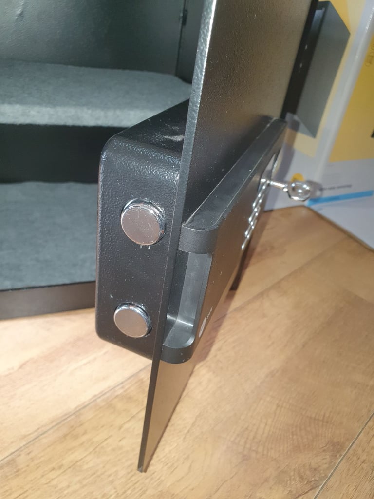 YALE Electronic Safe Large 1 Key FAULTY COLLECT ONLY LONDON NW9