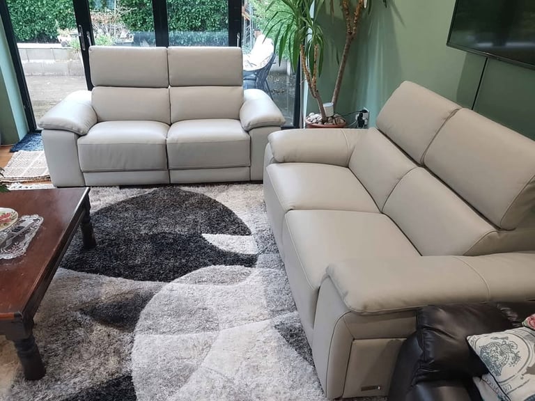 image for QUALITY DESIGNER ITALIAN MADE VERONA 2 SEATER LEATHER POWER RECLINER SOFA USB CHARGING