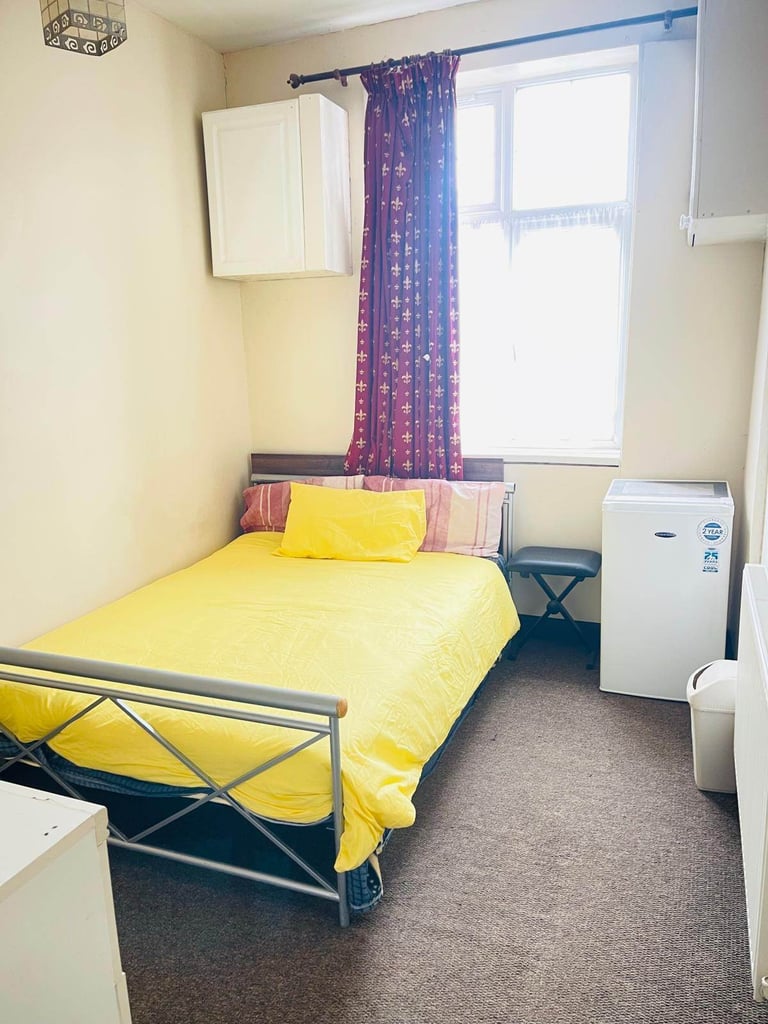 Spacious & Cosy Ensuite Room for Rent in - UB7 7DQ