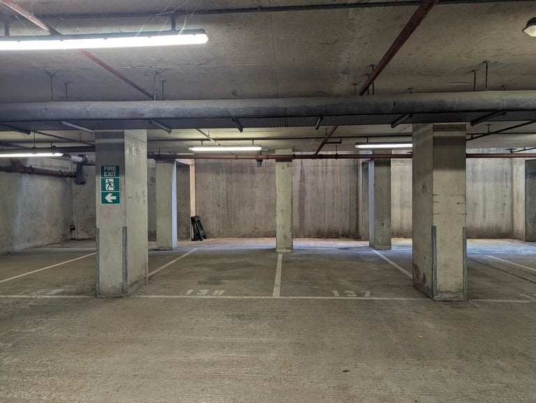 Secure Parking - 1 min. walk to Limehouse Station (quick links to: City/Canary Wharf etc.)  