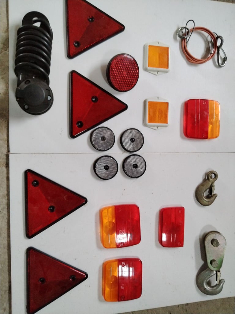 Trailer reflectors lamp covers and socket 