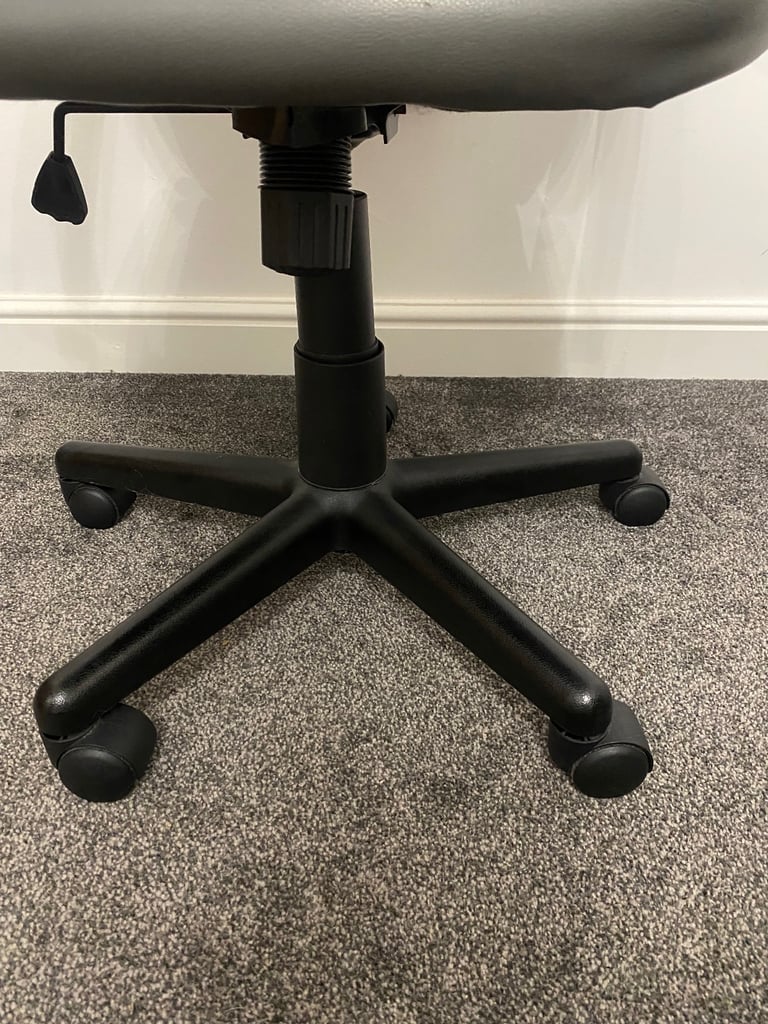 Comfy office chair for sale! With lower back surport 