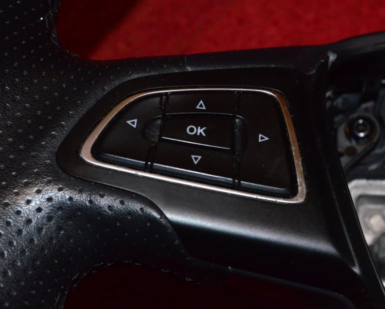 Mk 3 Ford Focus parts (Steering wheel, indicators and rear brake dust shields)