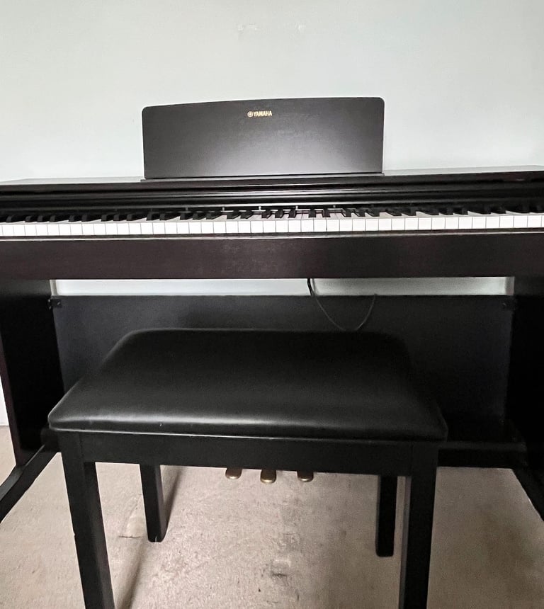Beautiful Yamaha Arius YDP/144 Digital Piano 