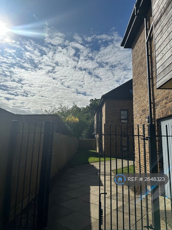 2 bedroom flat in Broadfields, Harrow, HA2 (2 bed) (#2648323)