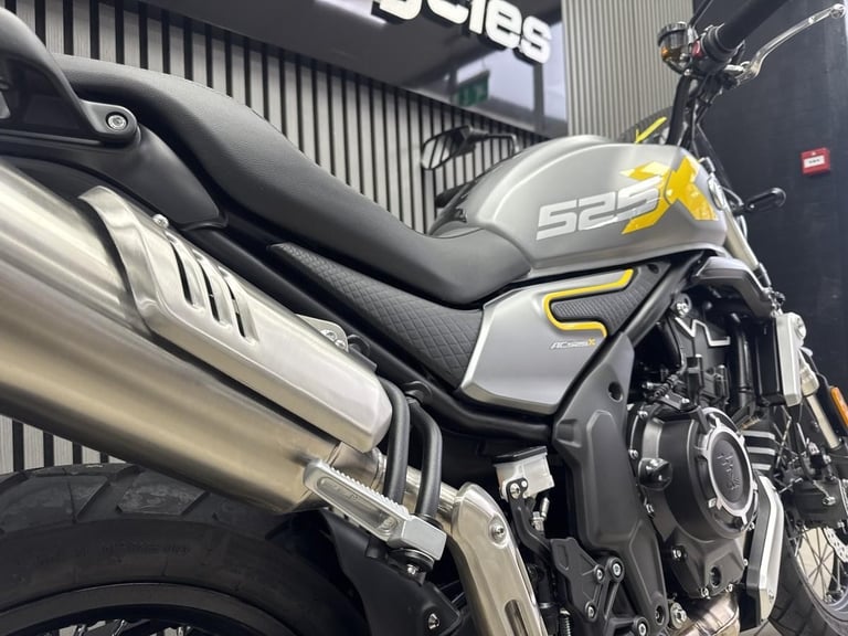 Voge ac525X in grey with yellow decals and only 211 Miles retro adventure