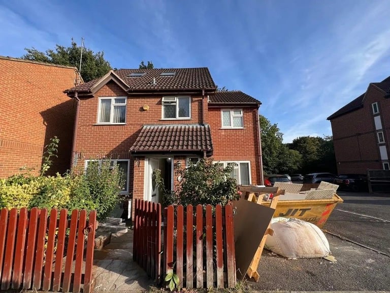 Beautifully Renovated 6-Bed HMO Property in Littlebrook Avenue, Slough