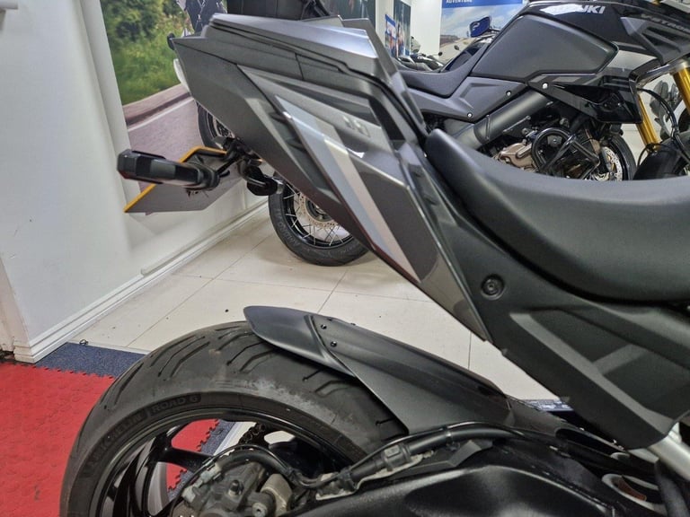 SUZUKI GSX-S 1000 IN GRAY