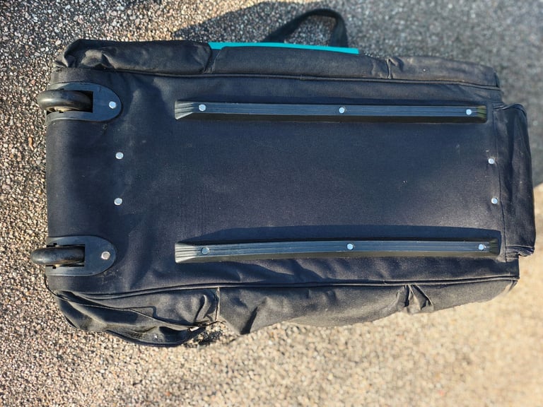 Bag Makita on tools storage garage