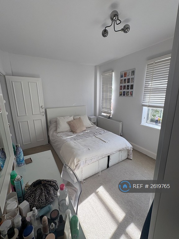 3 bedroom flat in Fieldview, London, SW18 (3 bed) (#2619765)