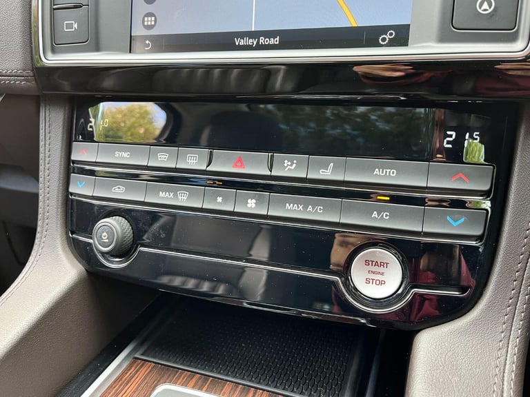 JAGUAR F-PACE 2.0 D180 Portfolio 2016