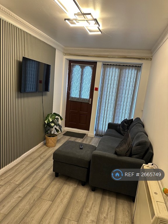 1 bedroom flat in Leen Court, Nottingham, NG7 (1 bed) (#2665749)