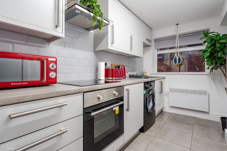 Fully furnished 3x beds in 2x bedroom apartment 