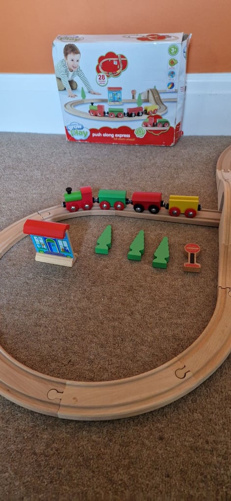 WOODEN TRAIN SET WITH TRAIN AND ACCESSORIES. No 2.