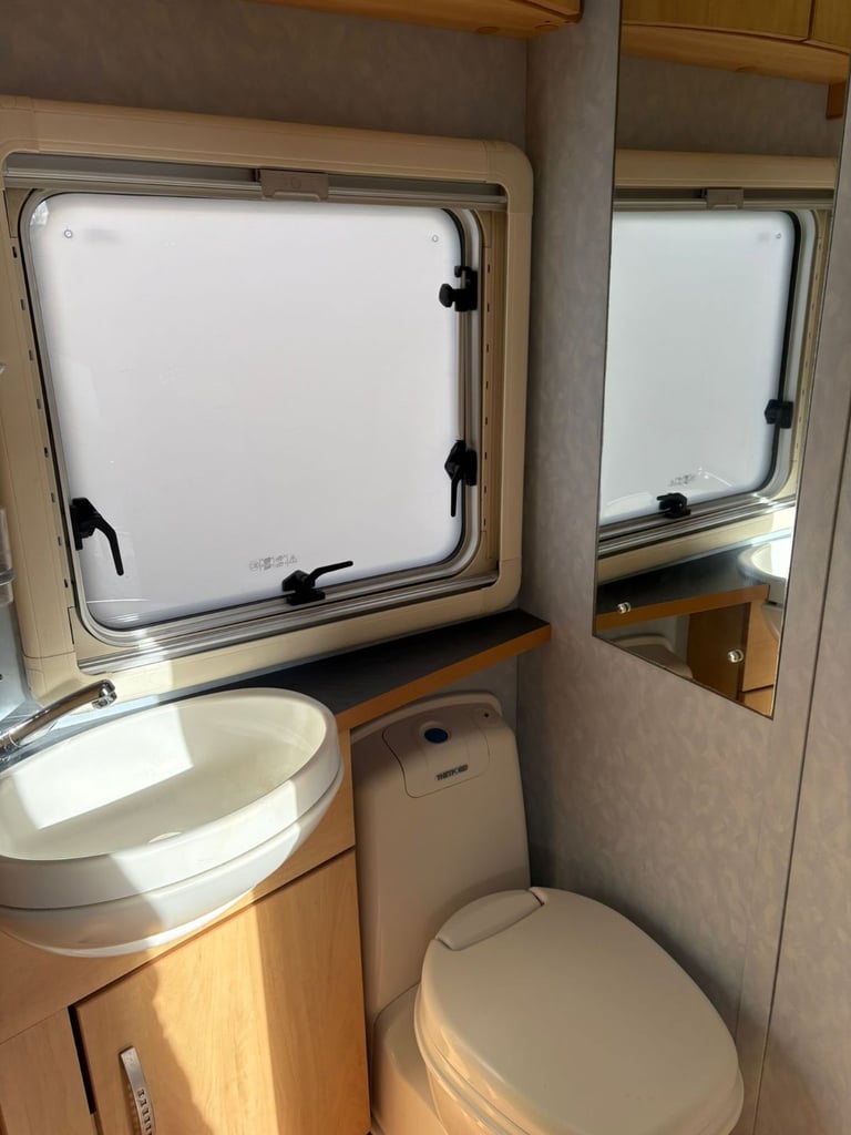 SOLD PENDING COLLECTION-2005 Sterling Eccles Sapphire 5 Berth