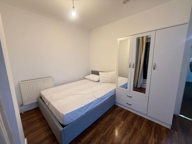 Spacious & Cosy Ensuite Room for Rent UB5 6FQ