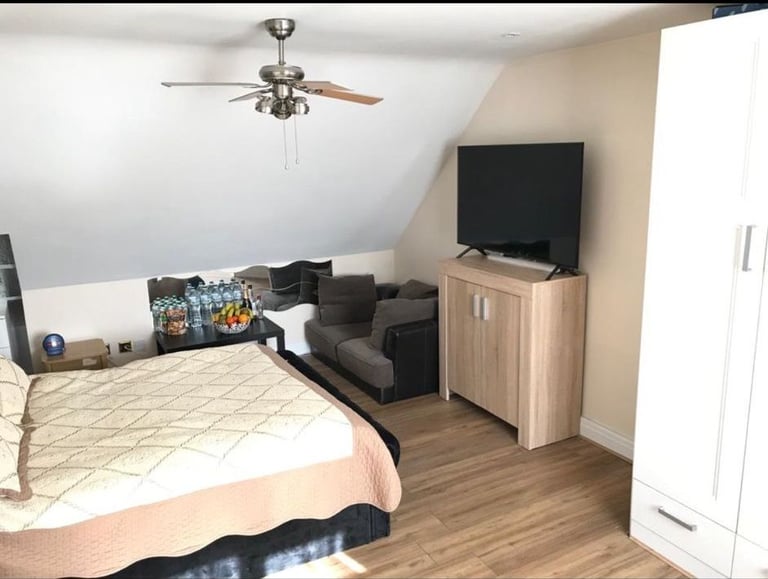 Spacious & Cosy Ensuite Room for Rent TW14 0JS 
