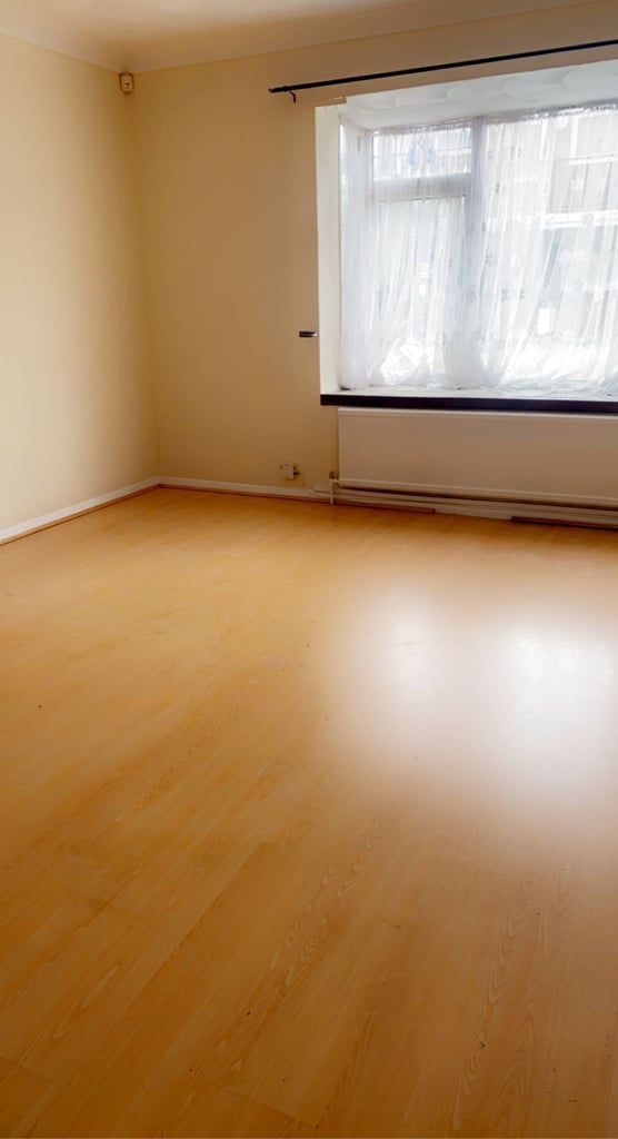 Nice Four (4) BEDROOM HOUSE FOR £2200pcm, IN HORNCHURCH, RM12 5QJ.. AVAILABLE NOW!