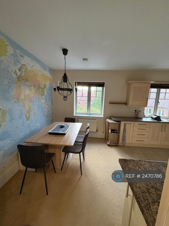 3 bedroom flat in Clickers Drive, Northampton, NN5 (3 bed) (#2470786)