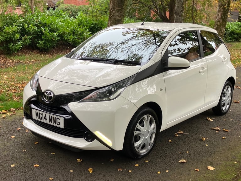 2017 TOYOTA AYGO 1.0 VVTi X-Play 5dr **CARPLAY - TOP SPEC - FULL MOT - ONLY 26,000 MILES**