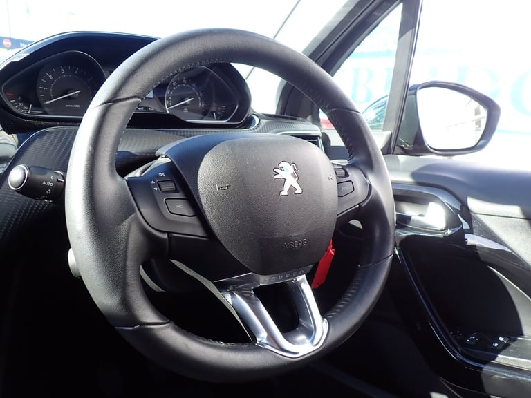 2019 Peugeot 208 1.2 PureTech Signature Hatchback 5dr Petrol Manual Euro 6