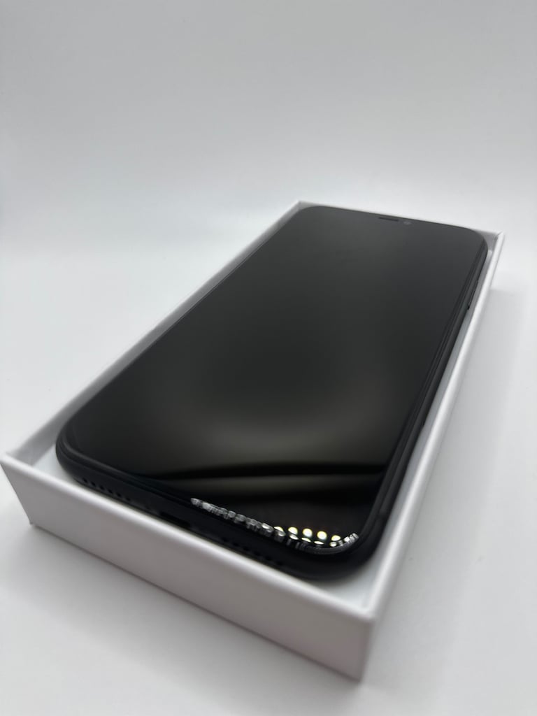 PRISTINE: Apple iPhone 11, 64gb, Black (UNLOCKED)