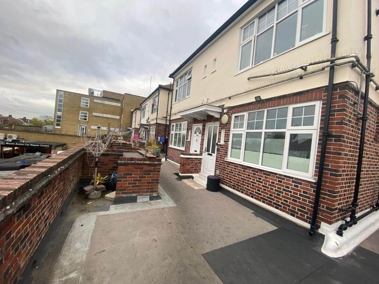 2 Bed Flat above shop to rent in Harrow - Kenton Road