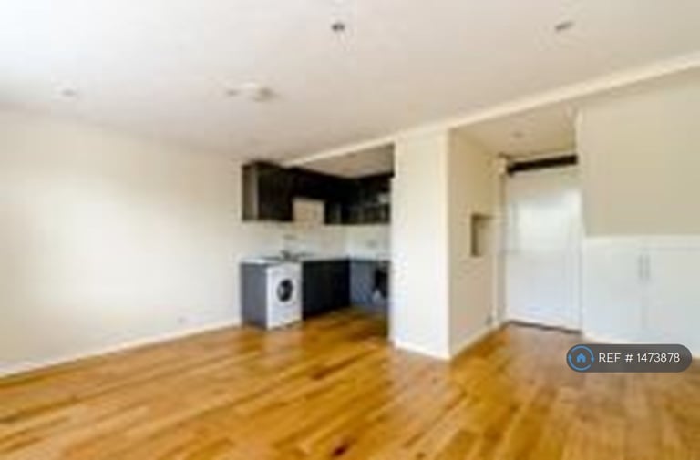 image for 4 bedroom flat in Stoughton Close, London, SW15 (4 bed) (#1473878)