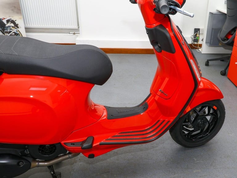 2025, '25  Piaggio Vespa Sprint S 125 Scooter. 1 Owner. ONLY 69 MILES. £3,895